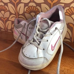 Nike walker/toddler Sz US 7C white, pink swoosh